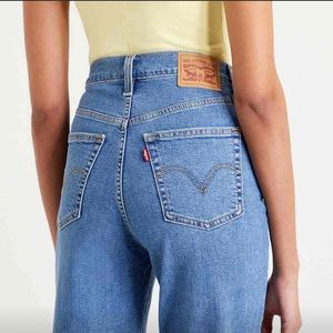 High waisted tapered Levis mom jean style